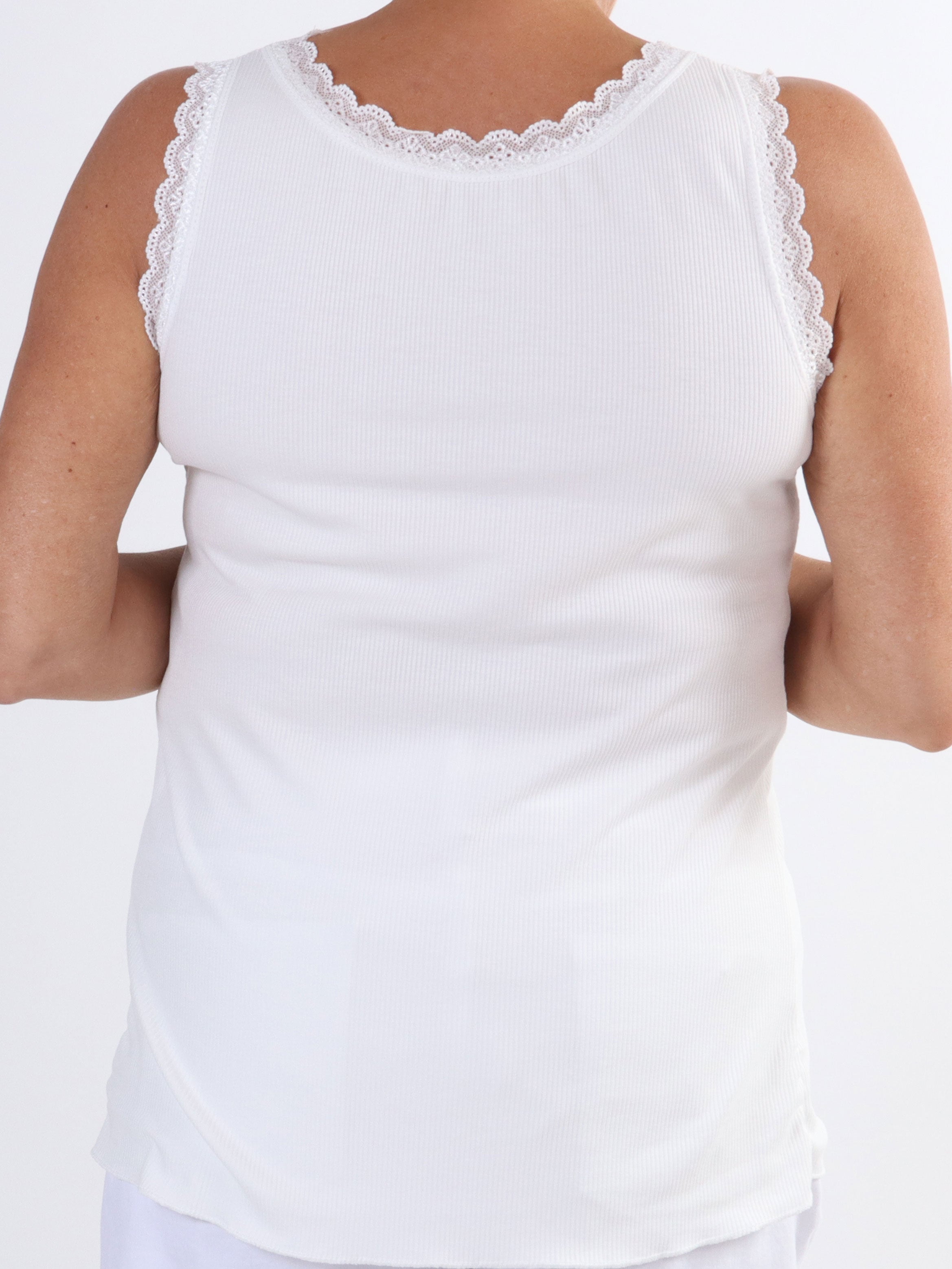 Ibina - Sød plus size top med rib og blondekanter